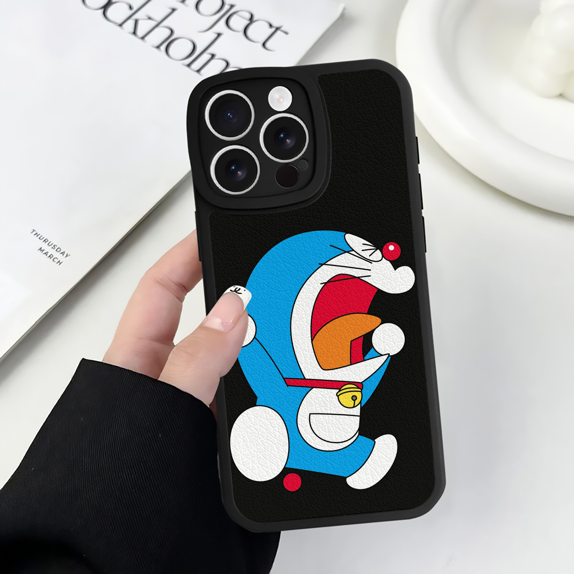 （画像用） ドラえもん Doraemon 【iPhone 16シリーズ対応】シリコンスマホケース（レザー調） 材質：シリコン